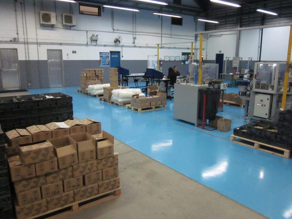 Piso epoxi Industrial scaled 1